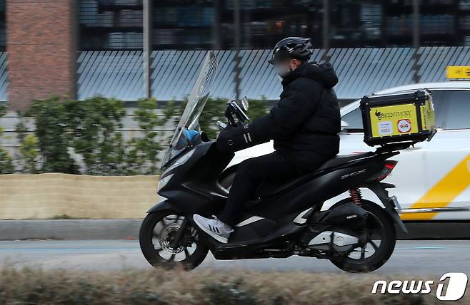 서울시내에서 배달노동자가 배달업무를 하고 있다. (사진은 기사와 직접적인 관련이 없습니다)  2021.12.12/뉴스1 © News1 박세연 기자