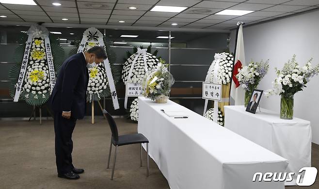 박진 외교부 장관이 11일 오전 서울 종로구 주한일본대사관 공보문화원에 마련된 아베 신조 전 일본 총리 분향소를 찾아 조문하고 있다. (공동취재) 2022.7.11/뉴스1 © News1 김명섭 기자