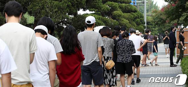 10일 오전 서울 용산구보건소 신종 코로나 바이러스 감염증(코로나19) 선별진료소에서 시민들이 검사를 기다리고 있다. 질병관리청 중앙방역대책본부는 이날 0시 기준 코로나19 신규 확진자가 2만410명 발생했다고 밝혔다. 2022.7.10/뉴스1 © News1 박지혜 기자