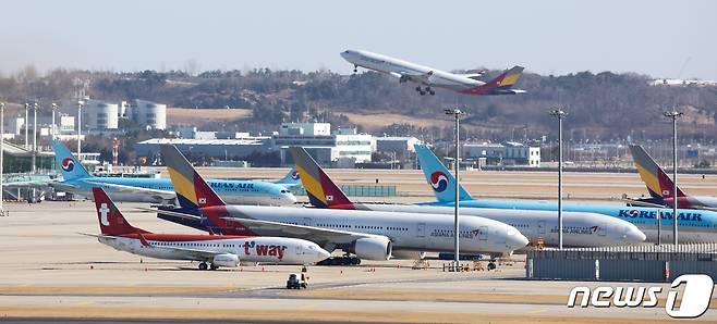 6일 인천국제공항 계류장에 대한항공·아시아나항공 여객기가 서 있다. . 2022.3.6/뉴스1 © News1 안은나 기자