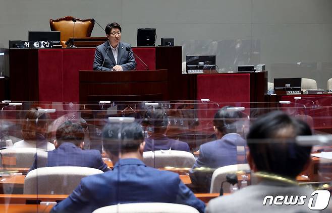 권성동 국민의힘 당대표 직무대행 겸 원내대표가 11일 오후 서울 여의도 국회에서 열린 의원총회에서 발언하고 있다. (공동취재) 2022.7.11/뉴스1 © News1 이재명 기자