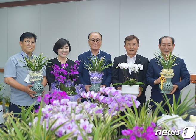 제12대 강릉시의회 당선 축하 화분 지역봉사센터에 기부.(강릉시의회 제공) 2022.7.11/뉴스1