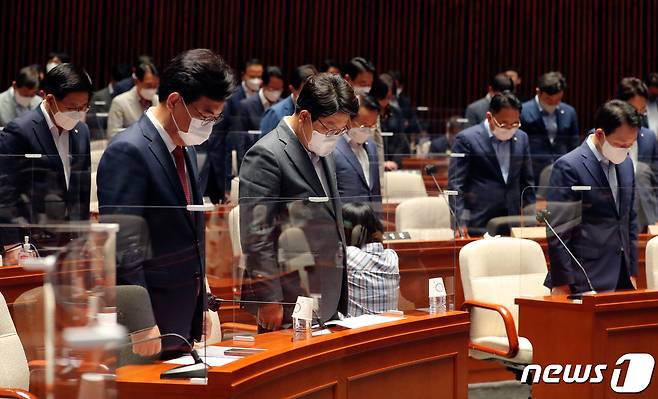 권성동 국민의힘 대표 직무대행 겸 원내대표와 송언석 원내수석부대표를 비롯한 의원들이 11일 서울 여의도 국회에서 열린 의원총회에 참석해 묵념하고 있다. (공동취재) 2022.7.11/뉴스1 © News1 허경 기자