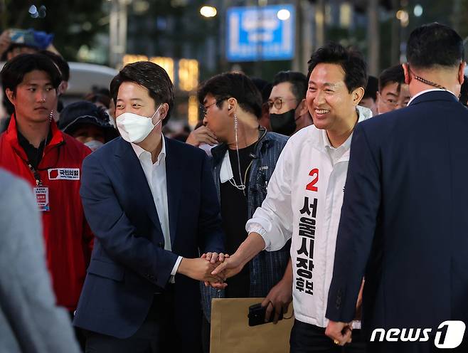 이준석 국민의힘 대표(왼쪽)와 오세훈 서울시장 후보가 31일 서울 청계광장에서 열린 파이널유세에 앞서 악수하고 있다. 2022.5.31/뉴스1 © News1 국회사진취재단