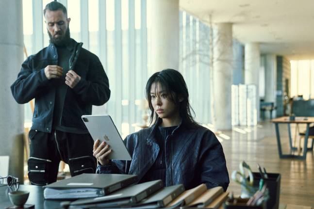 저스틴 하비와 서은수. 두 사람은 영화 속에서 상사와 부하 관계로 찰떡 호흡을 보였다.