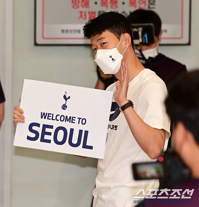 잉글랜드 프리미어리그 토트넘 홋스퍼 FC 선수단이 10일 오후 인천국제공항을 통해 입국했다. 공항까지 마중 나온 손흥민이 동료들을 기다리고 있다. 인천공항=박재만 기자 pjm@sportschosun.com/2022.07.10/