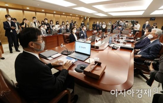 이창용 한국은행 총재가 26일 서울 중구 한국은행에서 열린 금융통화위원회 본회의를 주재하고 있다./사진공동취재단