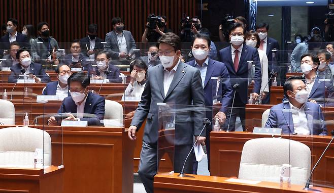 권성동 국민의힘 원내대표가 11일 국회에서 열린 의원총회에 참석하고 있다.연합뉴스