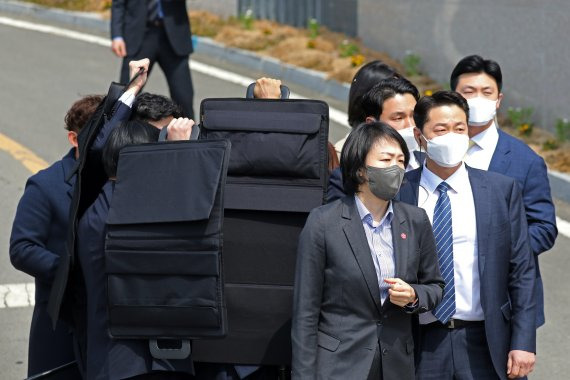 지난해 특별사면 후 입원치료를 하다 퇴원한 박근혜 전 대통령이 24일 오후 대구시 달성군 사저에 도착해 대국민 메시지를 발표하다 한 남성이 소주병을 던지는 등 소란이 일자 경호원들로부터 보호를 받고 있다. /사진=뉴스1