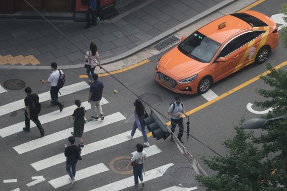 (서울=뉴스1) 이동해 기자 = 개정된 도로교통법 시행을 하루 앞둔 11일 차량들이 서울의 한 교차로에서 우회전에 앞서 잠시 멈춰 서 있다. 개정된 도로교통법에 따르면 모든 운전자는 횡단보도에 보행자가 통행하고 있는 경우뿐만 아니라 '통행하려고 하는 때'에도 일시정지해야 한다. 또한 어린이 보호구역 내의 신호 없는 횡단보도에서는 보행자의 통행 여부와 관계없이 무조건 일시정지해야 한다. 이를 위반하는 경우 승용차 운전자를 기준으로 범칙금 6만원 및 면허 벌점 10점이 부과된다. 2022.7.11/뉴스1 /사진=뉴스1화상