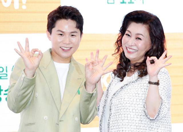 방송인 양세형과 정신건강의학과 오은영 박사(오른쪽)가 11일 오전 서울 영등포구 여의도 글래드호텔에서 열린 KBS2 '오케이? 오케이' 제작발표회에서 포즈를 취하고 있다. 뉴스1