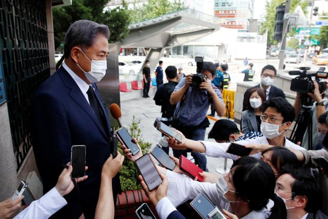 박진 외교부 장관이 11일 오전 서울 종로구 일본대사관 공보문화원에 마련된 아베 신조 전 일본 총리 분향소를 찾아 조문한 뒤 취재진의 질문에 답하고 있다. 뉴시스