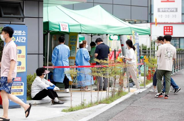 11일 오전 광주 북구 상시 선별진료소가 검사를 받기 위한 시민들로 북적이고 있다. 뉴스1