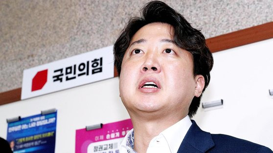 이준석 국민의힘 대표가 8일 새벽 국회에서 열린 이 대표의 '성상납 증거인멸 교사' 의혹 관련 사안을 심의하는 당 중앙윤리위원회에서 진술을 마치고 회의실을 나서며 입장을 말하고 있다. 김상선 기자