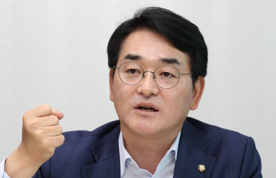 전대 출마를 선언한 더불어민주당 박용진 의원이 국회 의원회관 의원실에서 인터뷰하고 있다. 연합뉴스