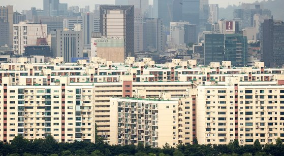 서울의 대표적인 재건축 대상 단지인 강남구 압구정 현대아파트를 강북에서 바라본 모습.연합뉴스