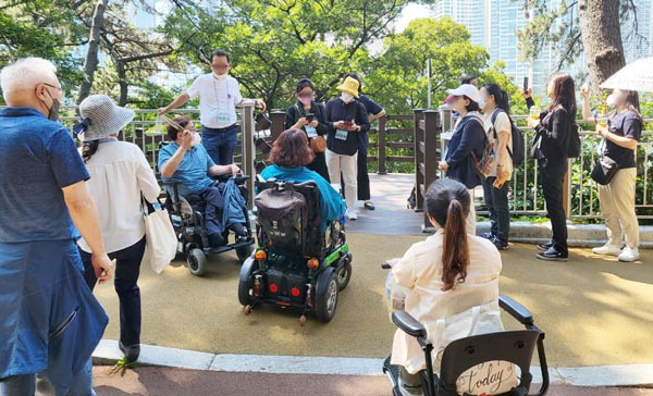 부산 해운대구 동백섬에서 최근 열린 ‘무장애관광 가이드 양성교육’ 참가자들이 수업을 받고 있다.