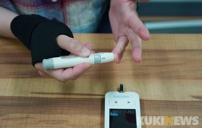 자가혈당측정기로 혈당을 재봤다.&nbsp; &nbsp;사진=박효상 기자