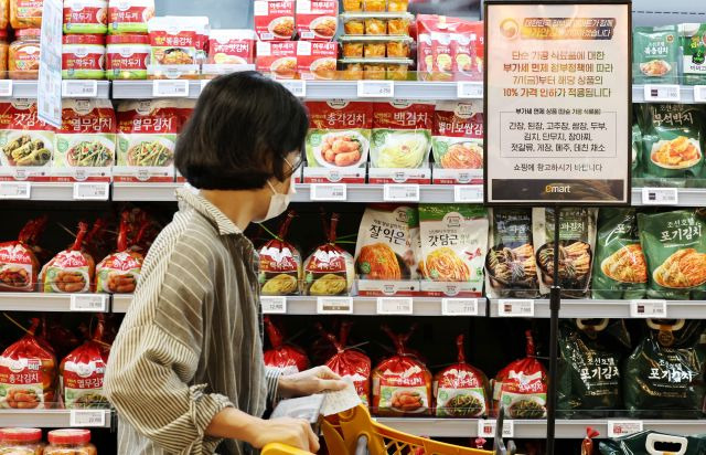 이마트 세종점을 찾은 한 시민이 김치 코너를 살펴보고 있다. 연합뉴스