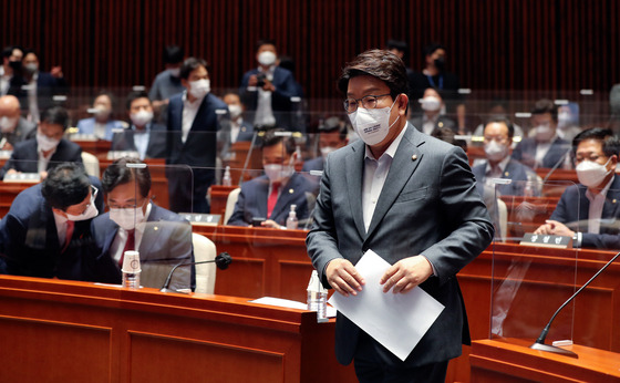 권성동 국민의힘 대표 직무대행 겸 원내대표가 11일 서울 여의도 국회에서 열린 의원총회에 참석해 발언을 위해 이동하고 있다. (공동취재) 2022.7.11/뉴스1