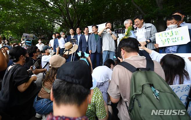 [광주=뉴시스] 이영주 기자 =  이재명 더불어민주당 의원이 10일 광주 서구 무각사에서 열린 '이재명과 위로걸음' 만남에 참석하고 있다. 2022.07.10. leeyj2578@newsis.com