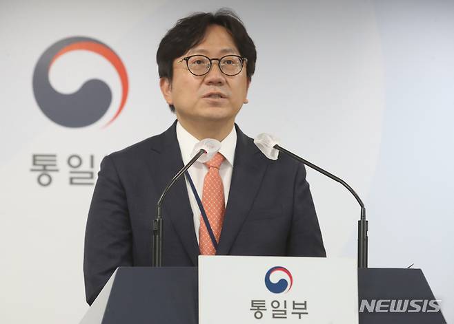 [서울=뉴시스] 김명원 기자=지난 4일 조중훈 통일부 대변인이 서울 종로구 정부서울청사에서 현안 관련 정례브리핑을 하고 있다. 2022.07.04. kmx1105@newsis.com