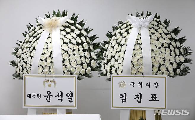 [서울=뉴시스] 배훈식 기자 = 11일 오전 서울 종로구 일본대사관 공보문화원에 마련된 아베 신조 전 일본 총리 분향소에 윤석열 대통령과 김진표 국회의장의 조화가 놓여 있다. (공동취재사진) 2022.07.11. photo@newsis.com