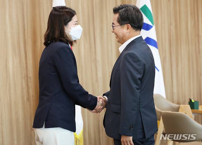 [수원=뉴시스] 김종택기자 = 김동연 경기지사와 박지현 전 더불어민주당 비상대책위원장이 11일 오후 경기도 수원시 영통구 경기도청에서 비공개 면담에 앞서 악수하고 있다. 2022.07.11. jtk@newsis.com