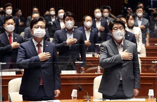 국민의힘 의원총회 국민의힘 권성동 당대표 직무대행 겸 원내대표(오른쪽)와 송언석 원내수석부대표(왼쪽)를 비롯한 의원들이 11일 서울 여의도 국회에서 열린 의원총회에서 국민의례를 하고 있다.   남제현 선임기자