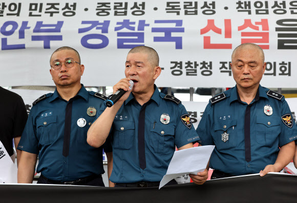 전국경찰직장협의회(직협) 민관기 충북 청주흥덕경찰서 직협회장(가운데)이 4일 서울 서대문구 경찰청 앞에서 행정안전부 경찰국 신설 정책 철회를 요구하는 삭발식을 마친 후 입장문을 발표하고 있다. 2022.7.4 연합뉴스