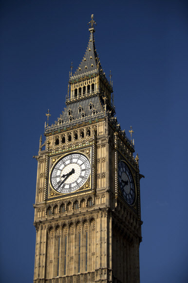 런던 빅벤 ‘잠시만 안녕’ - 런던의 명물 시계탑 빅벤(Big Ben)이 보수 공사로 몇개월 동안 멈춰 선다. 1859년 건축된 빅벤(공식 명칭은 엘리자베스 타워, 사진)은 2천900만파운드(약 478억원) 비용을 들여 주철로 된 지붕의 부식을 고치고, 석조를 위협하는 누수도 막고, 내부에 엘리베이터도 설치한다. 내년 초 시작될 공사는 3년간 진행될 예정이며 공사 도중 수개월간 시계가 멈춰 선다. 사진=AP 연합뉴스