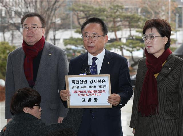 이주영 ‘북송 선원 2명은 살인사건과 무관’ - 2019년 12월 30일 당시 이주영 자유한국당(현 국민의힘) 탈북선원 강제북송 진상규명TF 위원장(가운데)과 강효상, 최연혜 의원이 서울 서초구 대검찰청에서 북한 선원 강제북송 관련 고발장을 제출하고 있다. 2019.12.30 뉴스1