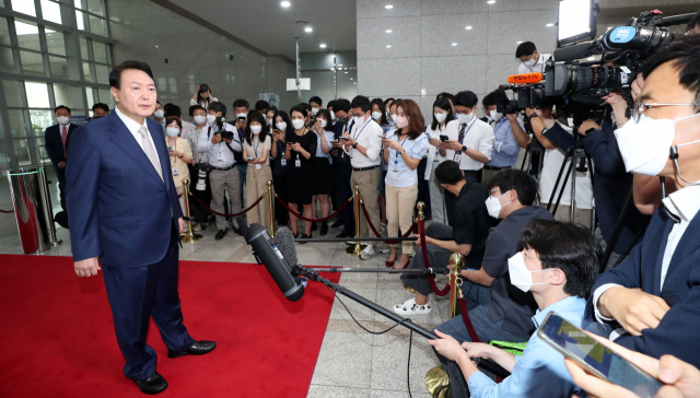 윤석열 대통령이 8일 오전 서울 용산 대통령실 청사로 출근하며 취재진의 질문에 답하고 있다. 연합뉴스