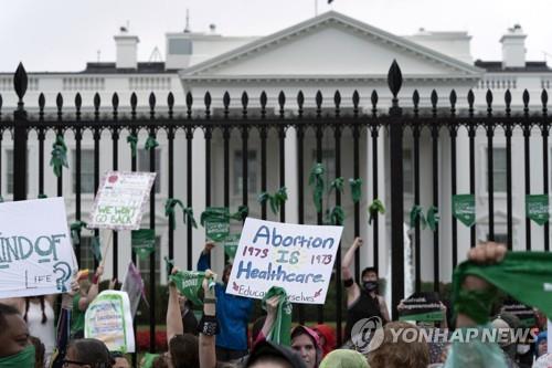 백악관 앞 낙태권 보장 근본대책 요구 시위 [AP 연합뉴스 자료사진. 재판매 및 DB 금지]