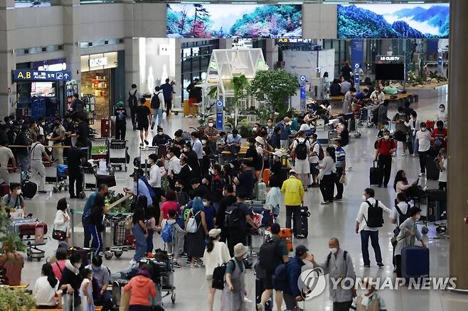 붐비는 인천국제공항 입국장 (영종도=연합뉴스) 임화영 기자 = 8일 오전 인천국제공항 제1터미널 입국장이 여행객들로 붐비고 있다. 2022.7.8 hwayoung7@yna.co.kr