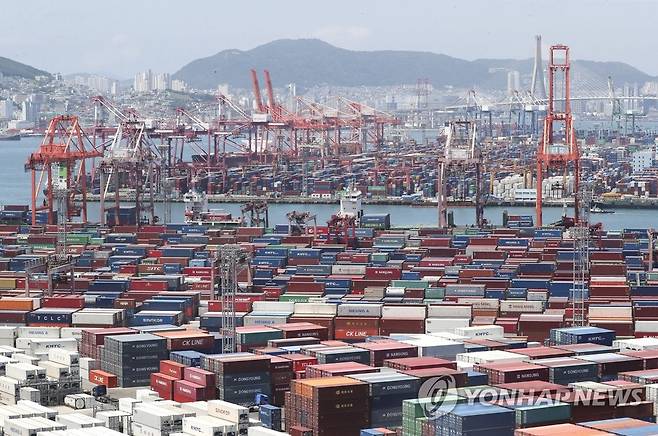 부산항 신선대와 감만부두 [연합뉴스 자료사진]