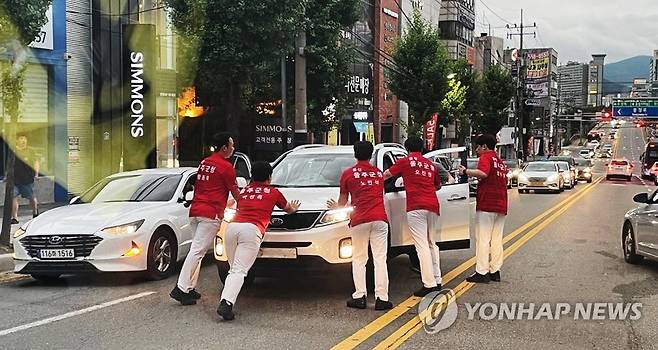 음주차량 온몸으로 막아선 울주군청 볼링선수들 (울산=연합뉴스) 지난 7일 오후 8시께 충남 천안시 서북구 성정동의 한 도로에서 붉은색 상의를 입은 울주군청 볼링선수들이 음주운전 차량을 몸으로 막아서고 있다. 2022.7.11 [울주군청 제공.재판매 및 DB 금지]