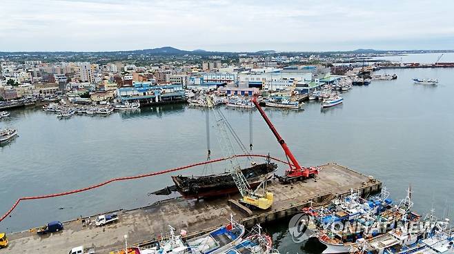 제주 한림항 화재 선박 인양 작업 (제주=연합뉴스) 박지호 기자 = 11일 오후 제주시 한림읍 한림항에서 크레인 2대가 화재 선박을 인양하고 있다. 2022.7.11 jihopark@yna.co.kr