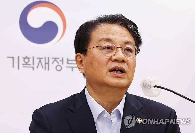 방기선 1차관 '민생·물가 안정에 전방위적 대응 강화' (세종=연합뉴스) 김주형 기자 = 방기선 기획재정부 1차관이 지난 8일 세종시 정부세종청사에서 22년 기획재정부 업무보고 주요 내용을 설명하고 있다. 2022.7.11 kjhpress@yna.co.kr