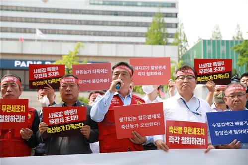 축산단체, 정부 규탄 기자회견 (서울=연합뉴스) = 축산관련단체협의회는 11일 서울 용산구 전쟁기념관 앞에서 축산물 수입 장려정책 철회를 촉구하기 위해 '수입축산물 무관세! 축산업 포기!' 정부 규탄 기자회견을 개최했다. 2022.7.11 [축산관련단체협의회 제공. 재판매 및 DB금지]