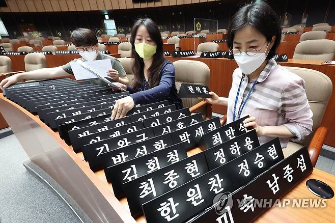 새 주인 맞을 준비로 분주한 경기도의회 (수원=연합뉴스) 홍기원 기자 = 4일 오후 경기도 수원시 경기도의회에서 관계자들이 개원을 앞두고 의원 명패를 정리하고 있다. 2022.7.4 xanadu@yna.co.kr