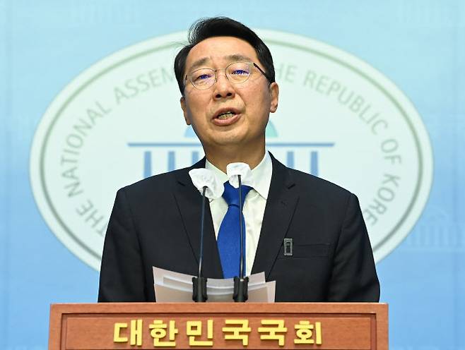 윤영찬 더불어민주당 의원이 12일 오전 국회 소통관에서 최고위원 출마 선언 기자회견을 하고 있다.(사진=연합뉴스)