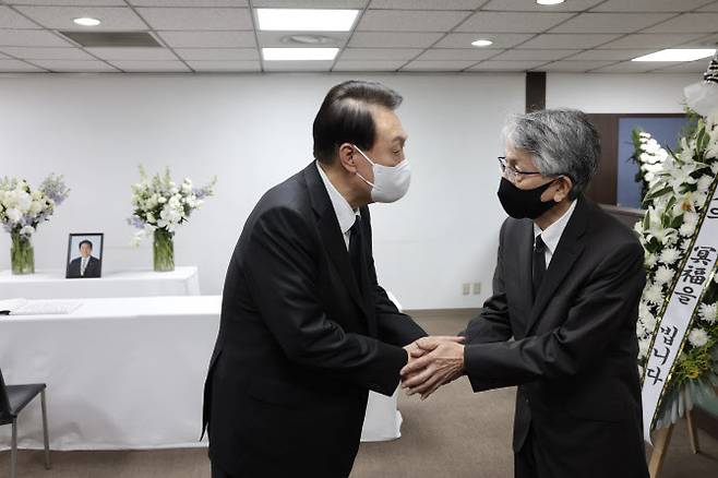 윤석열 대통령이 12일 오후 아베 신조 전 일본 총리 국내 분향소가 마련된 서울 종로구 주한일본대사관 공보문화원을 방문해 아이보시 고이치 주한 일본대사에게 위로의 말을 전하고 있다. (사진=대통령실)