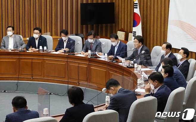 권성동 국민의힘 대표 직무대행 겸 원내대표가 12일 오전 서울 여의도 국회에서 열린 원내대책회의에서 발언하고 있다. (공동취재) 2022.7.12/뉴스1 © News1 이재명 기자