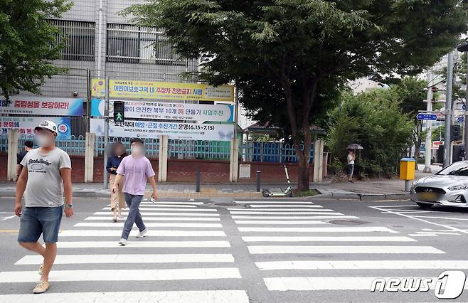 횡단보도 앞 일시 정지 의무를 확대하는 도로교통법 개정안 시행 첫날인 12일 오전 광주 북구 설죽로 일대에서 한 차량이 보행자가 횡단보도를 다 건널 때까지 기다리고 있다. 2022.7.12/뉴스1 © News1 이승현 수습기자