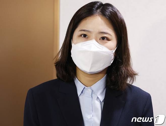 박지현 전 더불어민주당 비상대책위원장이 11일 오후 경기 수원시 영통구 경기도청 도지사 집무실에서 김동연 경기도지사와 비공개 회동을 마친 후 취재진의 질문에 답하고 있다. (공동취재) 2022.7.11/뉴스1 © News1 김영운 기자