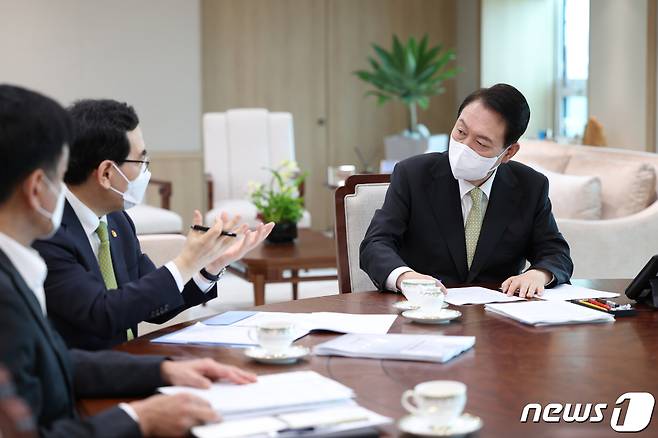 윤석열 대통령이 12일 용산 대통령실에서 이창양 산업통상자원부 장관으로부터 업무보고를 받고 있다. (대통령실 제공) 2022.7.12/뉴스1 © News1 안은나 기자