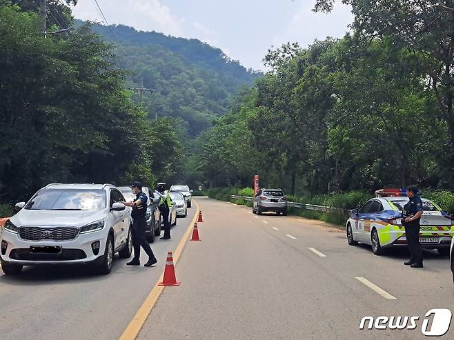 지난 10일 경기 구리시에서 등록말소 차량을 운전하며 교통법규를 상습 위반한 60대 남성이 경찰에 붙잡혔다. 경찰의 단속 장면. © 뉴스1