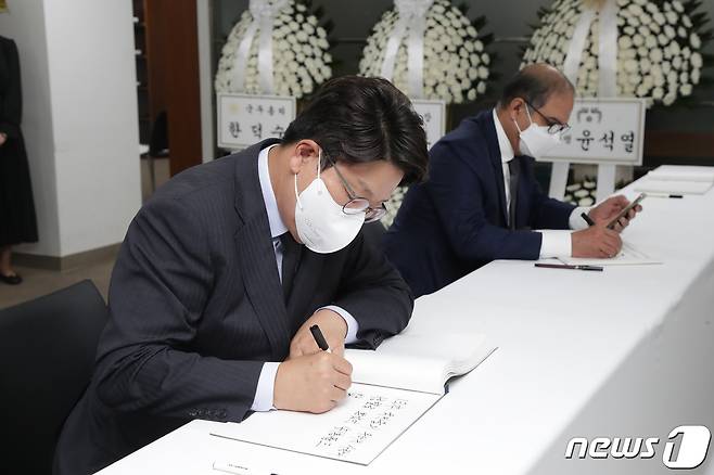 권성동 국민의힘 대표 직무대행겸 원내대표가 12일 서울 종로구 주한일본대사관 공보문화원 아베 신조 전 일본 총리 분향소에서 조문록을 작성하고 있다. (국민의힘 제공) 2022.7.12/뉴스1 © News1 허경 기자