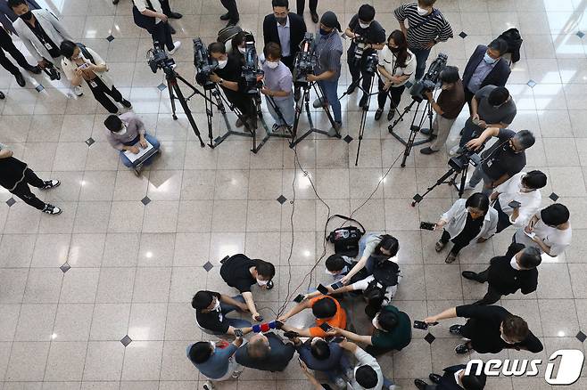 이상민 행정안전부 장관이 12일 오후 대구경찰청에서 열린 경찰제도개선 권고안 관련 영남권 간담회를 마친 뒤 취재진 질문에 답하고 있다. 2022.7.12/뉴스1 © News1 공정식 기자